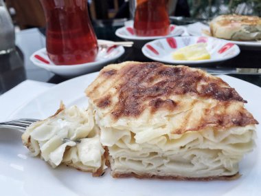 Çay ve geleneksel Türk kahvaltı masasında patty