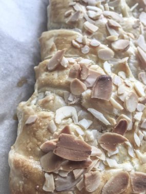 puf böreği closeup fıstık ile dekore edilmiştir.