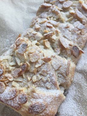 puf böreği closeup fıstık ile dekore edilmiştir.