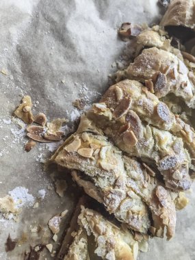 puf böreği closeup fıstık ile dekore edilmiştir.