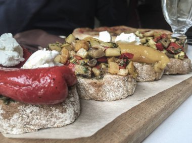 Lezzetli İtalyan bruschetta sebze, mozzarella peyniri ve otlar masada