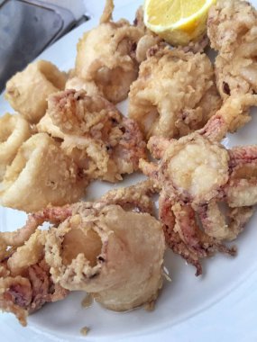 Lezzetli ve çıtır çıtır kızarmış kalamar masada