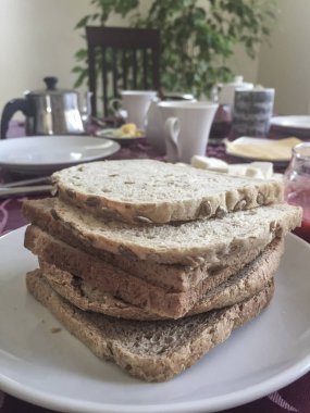Ekmek ve çay bardağı tablo dilimleri 