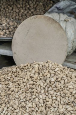 Bir pazarda fiyat etiketi ile kabuklu badem yığını