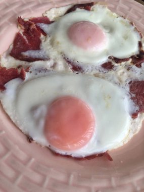 Kahvaltı için plaka üzerinde Pastırmalı yumurta