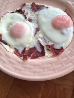 Kahvaltı için plaka üzerinde Pastırmalı yumurta