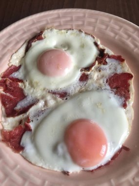 Kahvaltı için plaka üzerinde Pastırmalı yumurta