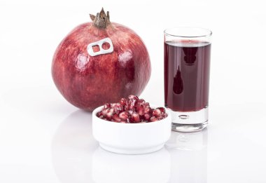 Kırmızı nar meyve ve beyaz suyu