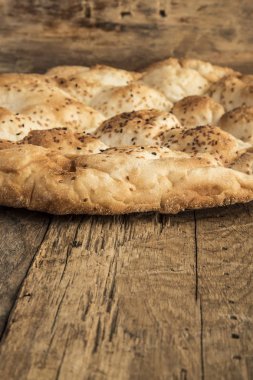kopya alanı ile ahşap bir masa üzerinde pide ekmek