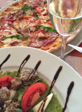 masada closeup pizza ve mozzarellalı salata