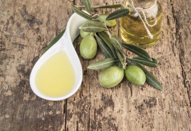 Olgunlaşmamış yeşil zeytin ve zeytinyağı ahşap tablo