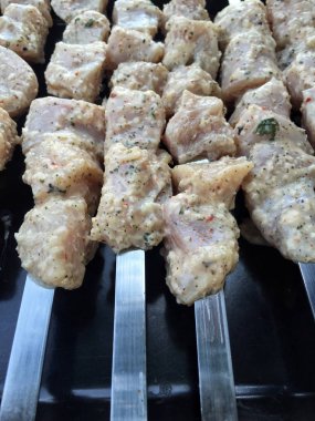 çiğ tavuk kebap ızgara arka planı için