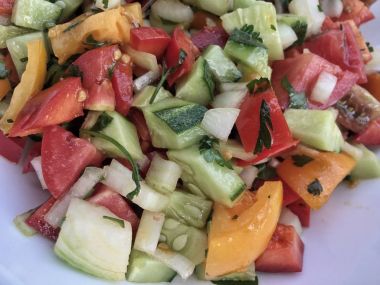 arka plan olarak plaka üzerinde taze karışık salata