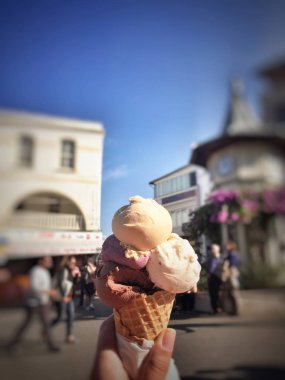 bir sokakta bir el holding dondurma