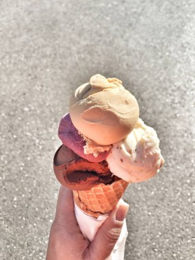 bir sokakta bir el holding dondurma