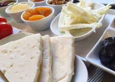 geleneksel Türk kahvaltı masasında