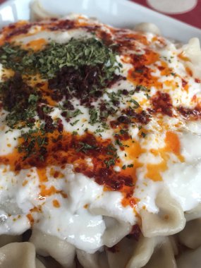 Türk mantı doğal yoğurt ile servis