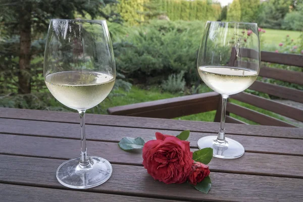 Une Rose Rouge Des Verres Vin Blanc Sur Une Table — Photo