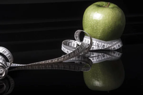 Een Groene Appel Meetband Zwart Met Reflectie — Stockfoto