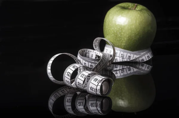 Een Groene Appel Meetband Zwart Met Reflectie — Stockfoto