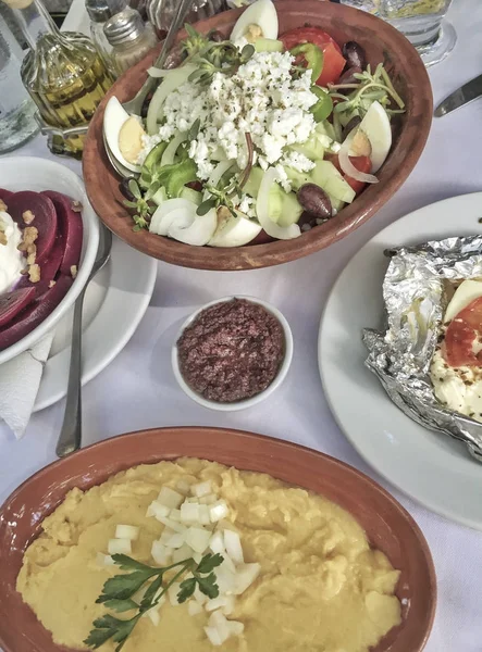 전통적인 그리스 샐러드 그리스에 테이블에 — 스톡 사진