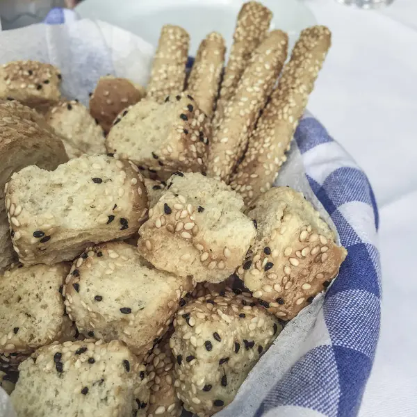 Scheepsbeschuit Geroosterd Brood Een Mandje — Stockfoto