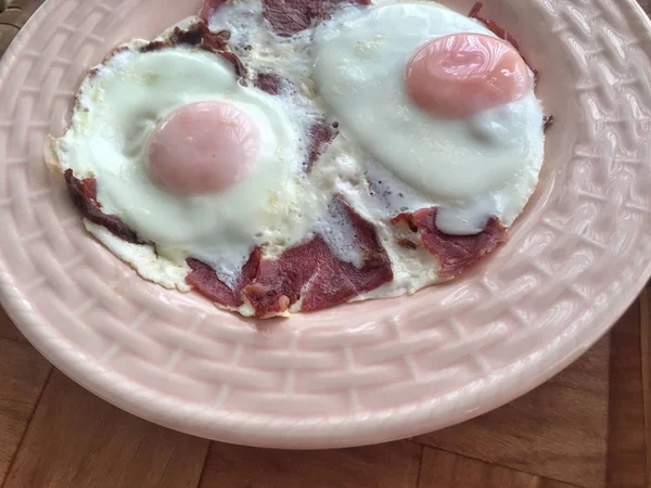 朝食のプレートにベーコンと卵 — ストック写真