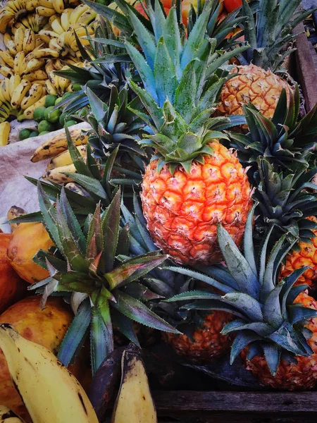 Kupie Ananas Banany Stoisku Rynku — Zdjęcie stockowe