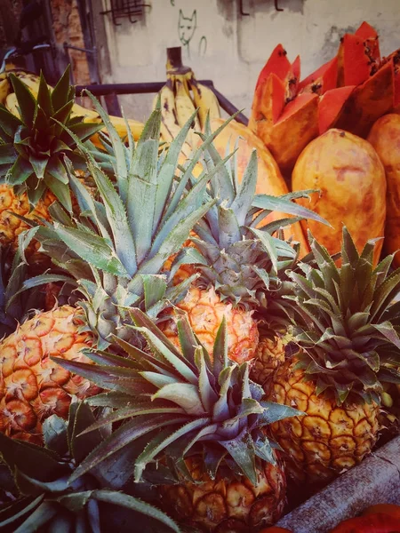 Pile Ananas Sur Stand Dans Marché — Photo