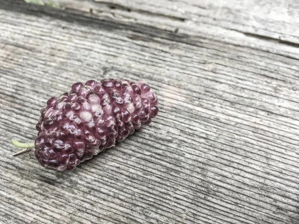 Mulberry Zralé Červené Ovoce Dřevěný Stůl — Stock fotografie