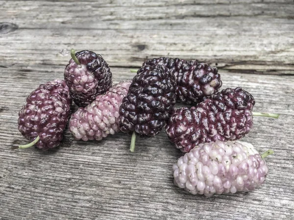 Mulberry Zralé Červené Ovoce Dřevěný Stůl — Stock fotografie