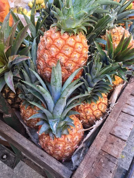 Stapel Ananas Stand Auf Einem Markt — Stockfoto