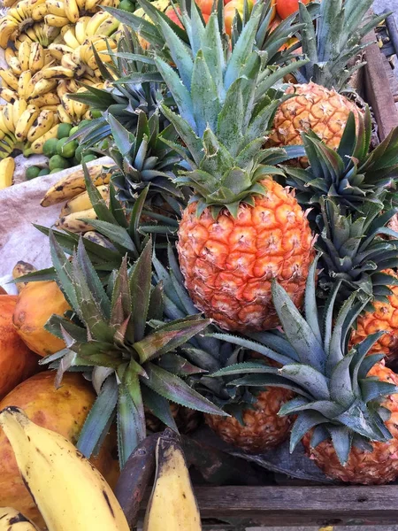 Hromadu Ananas Banány Stojan Trhu — Stock fotografie