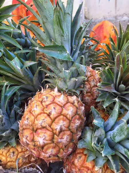 Kupie Ananasy Stoisku Rynku — Zdjęcie stockowe