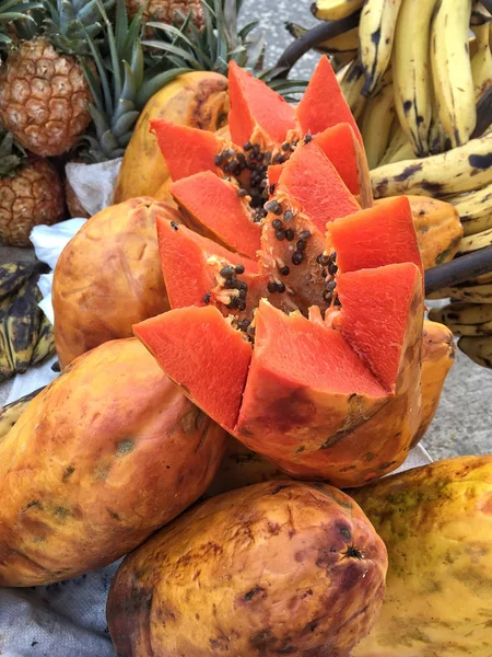 Řez Papaya Banány Trhu — Stock fotografie