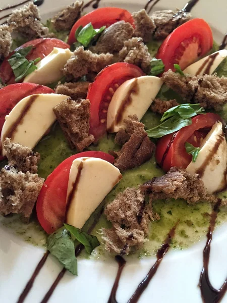 Primer Plano Una Deliciosa Ensalada Mozzarella —  Fotos de Stock