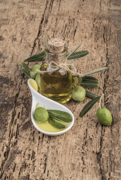 Olive Verdi Acerbe Olio Oliva Tavola Legno — Foto Stock