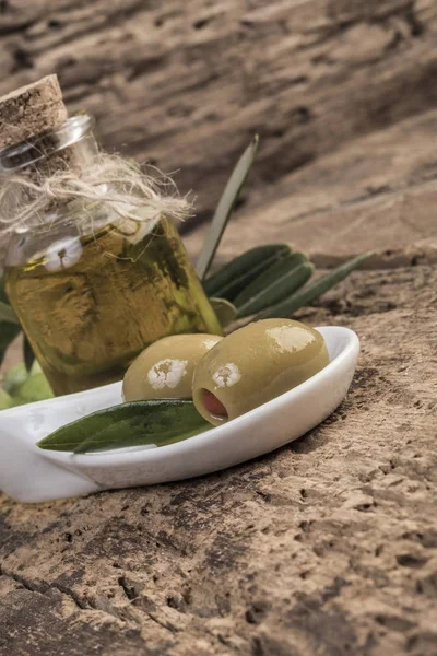 Olive Verdi Olio Oliva Sul Tavolo Legno — Foto Stock