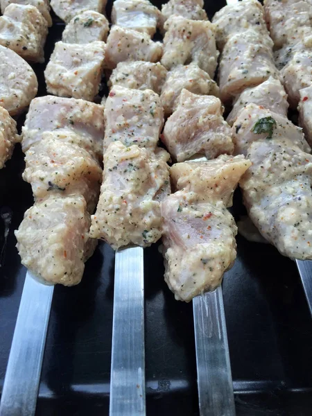 çiğ tavuk kebap ızgara arka planı için