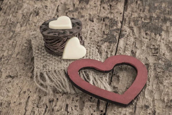 Barrette di cioccolato a forma di cuore su tavolo di legno — Foto Stock