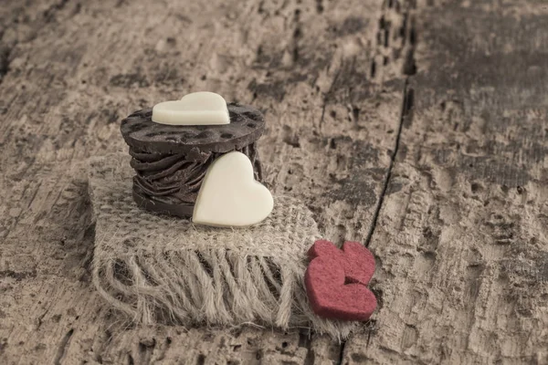 Шоколад в форме сердца на деревянном столе — стоковое фото