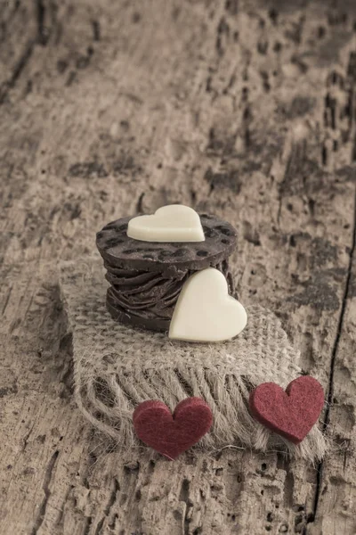 Herzförmige Schokoriegel auf Holztisch — Stockfoto