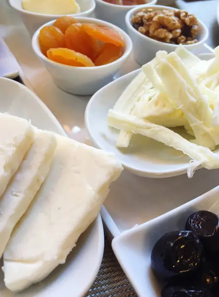 Desayuno turco tradicional en la mesa — Foto de Stock