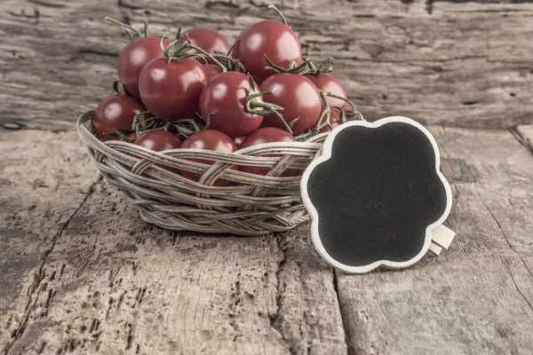Доска на спелых помидорах на деревянном столе — стоковое фото