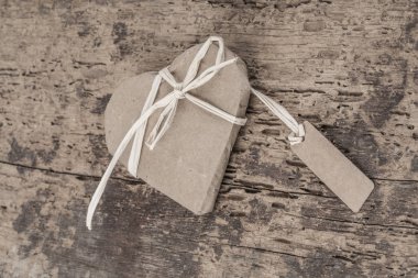 Hediyelik tekne isimi nakışlı ahşap üzerinde kalp şeklinde