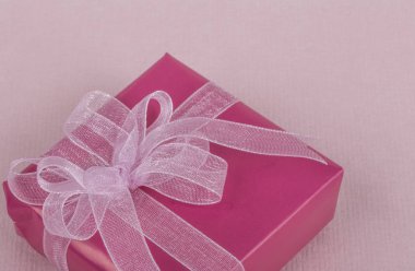 pembe hediye kutusu