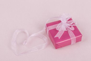 pembe hediye kutusu