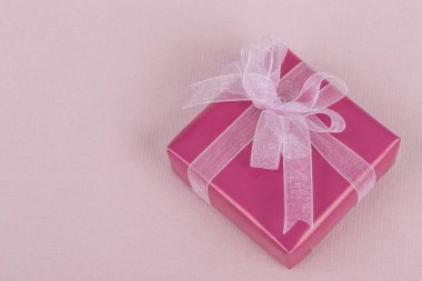 pembe hediye kutusu