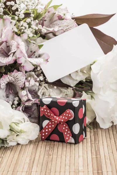 Pudełko na prezent i kwiaty z pustą etykietę — Zdjęcie stockowe