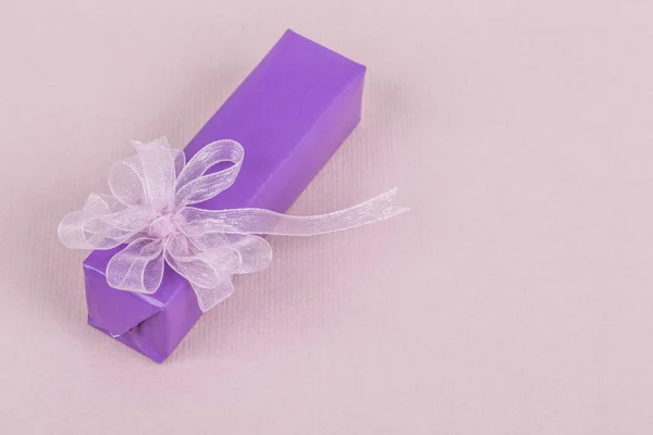 Boîte cadeau violet avec arc rose — Photo